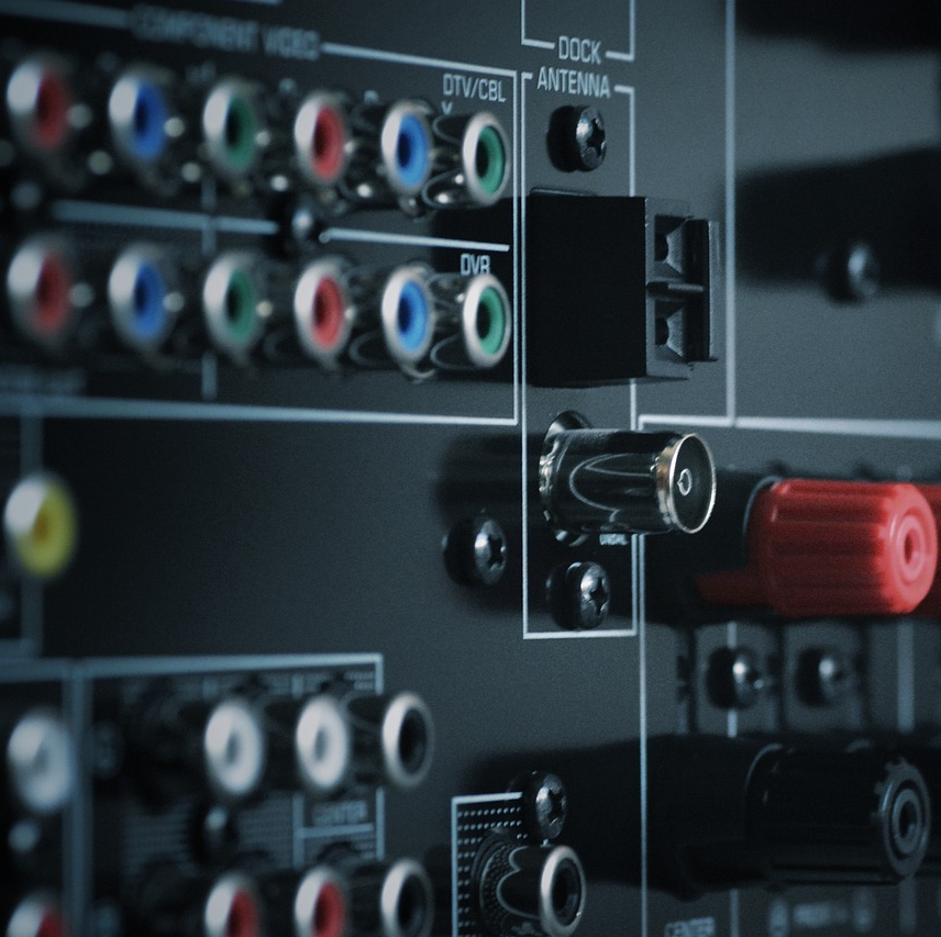"Wo kommt das Kabel rein?" Schüler*innen-Technikteam
